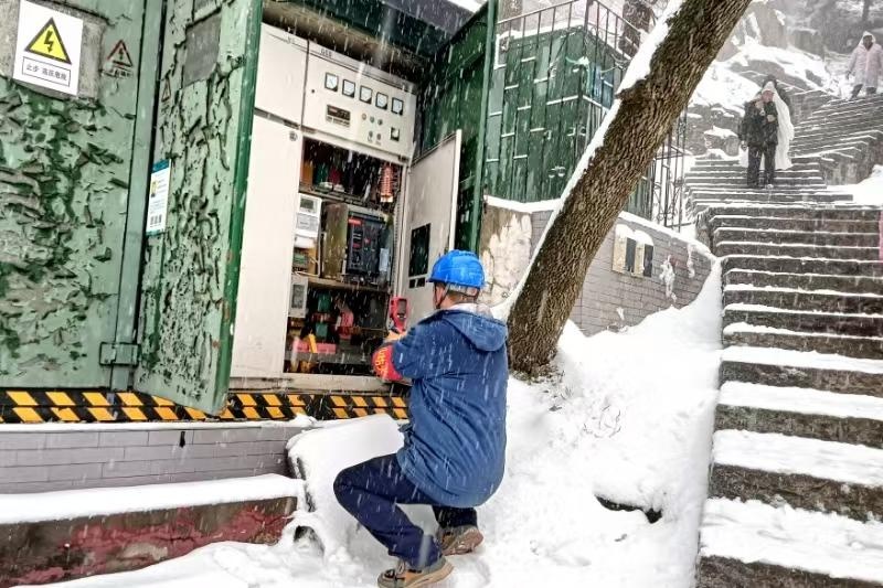 泰山初雪夜，供电卫士顶风冒雪守护银装素裹的仙境  第4张