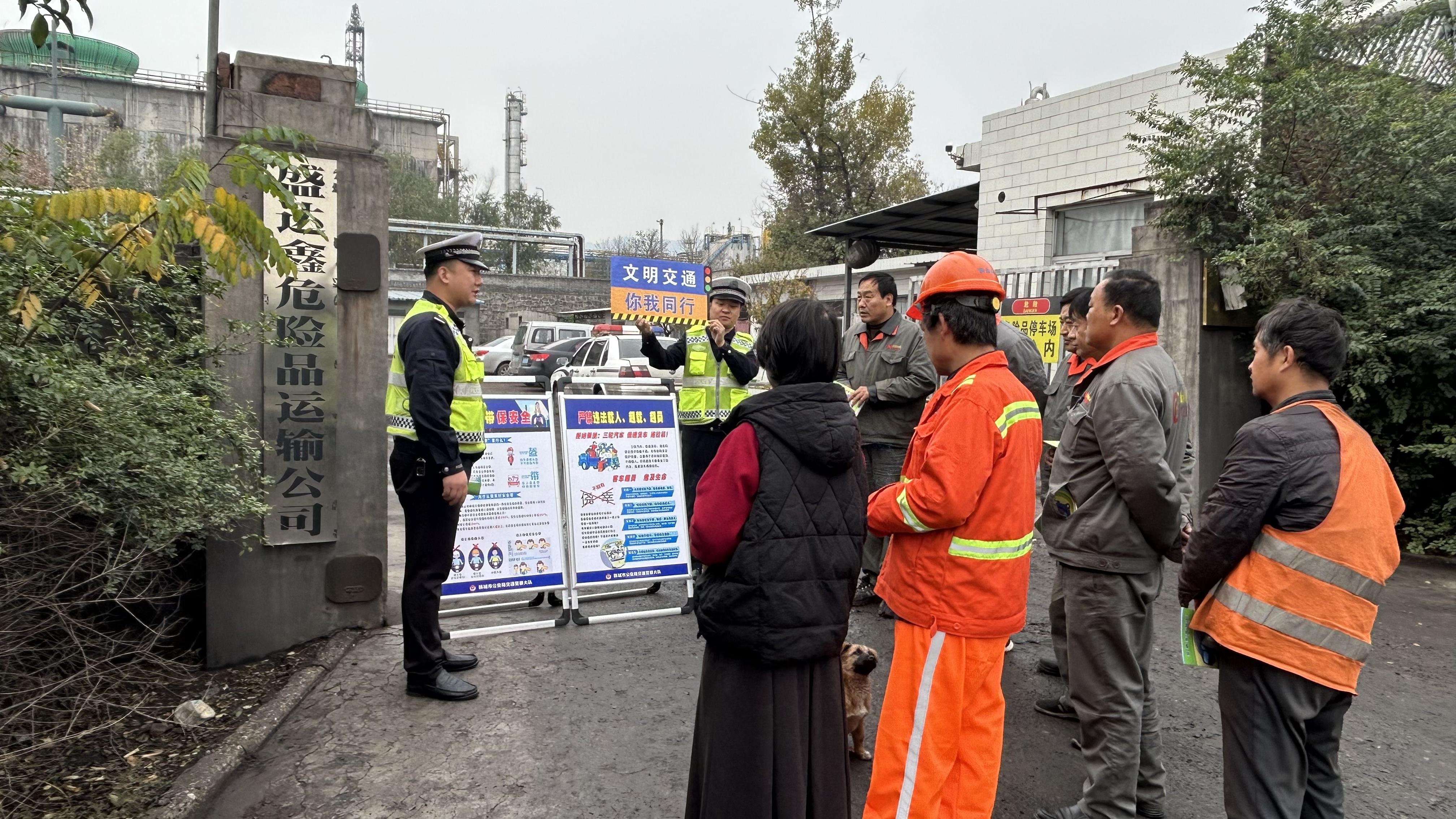 第十三个全国交通安全日：韩城交警深入企业，携手共创文明交通新风尚  第3张