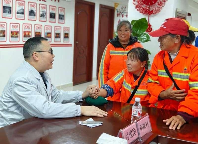寒冬来袭，工行广安前锋支行暖心行动：30余名户外劳动者免费义诊，温暖过冬  第2张