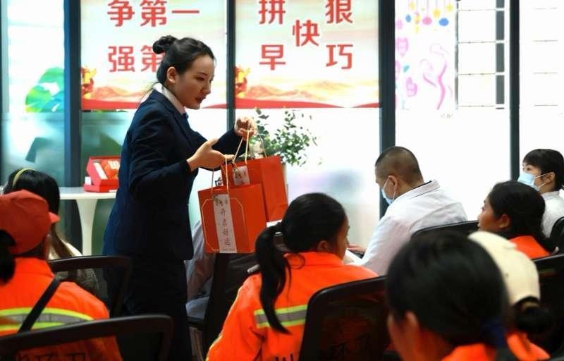 寒冬来袭，工行广安前锋支行暖心行动：30余名户外劳动者免费义诊，温暖过冬  第3张