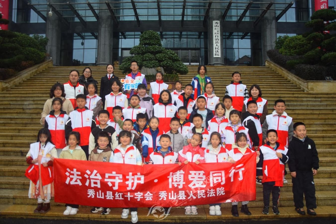 12·4国家宪法日：红十字青少年沉浸式体验法治之旅，揭秘5G车载便民法庭的强大功能  第1张