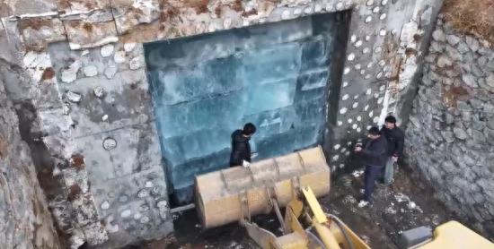 揭秘长春冰雪新天地：8万立方米纯冰封存一年，福字首冰开启第六届冰建序幕  第1张