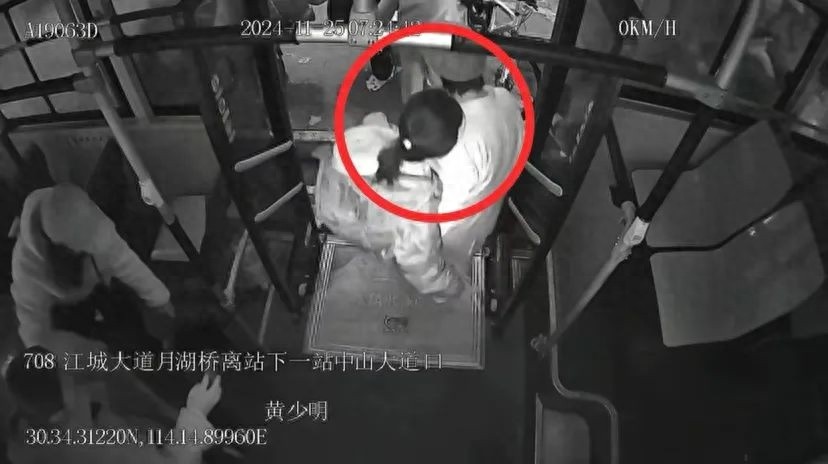 早高峰惊魂一刻：女孩公交车上突发疾病，司机乘客联手救援转危为安