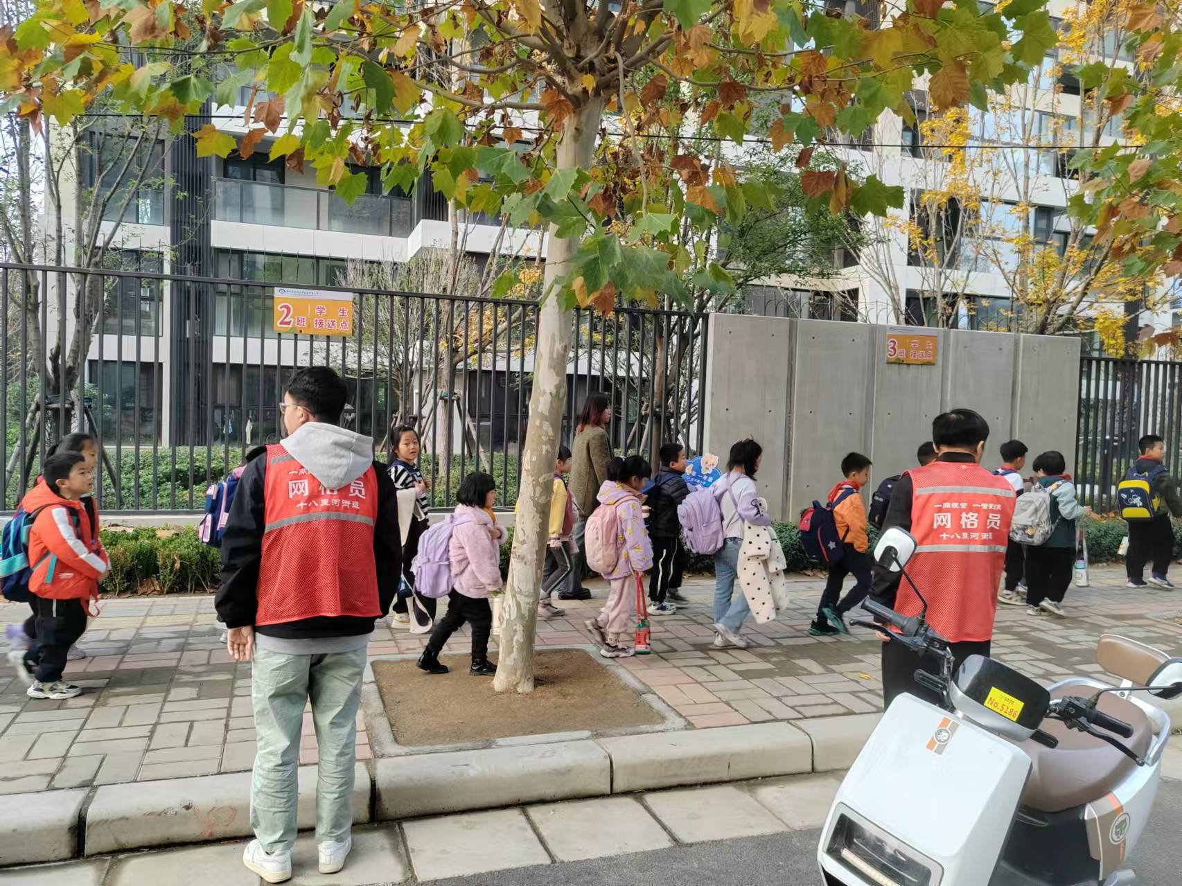 守护孩子安全上学路，郑州十八里河街道办事处开展护学岗志愿服务活动  第2张