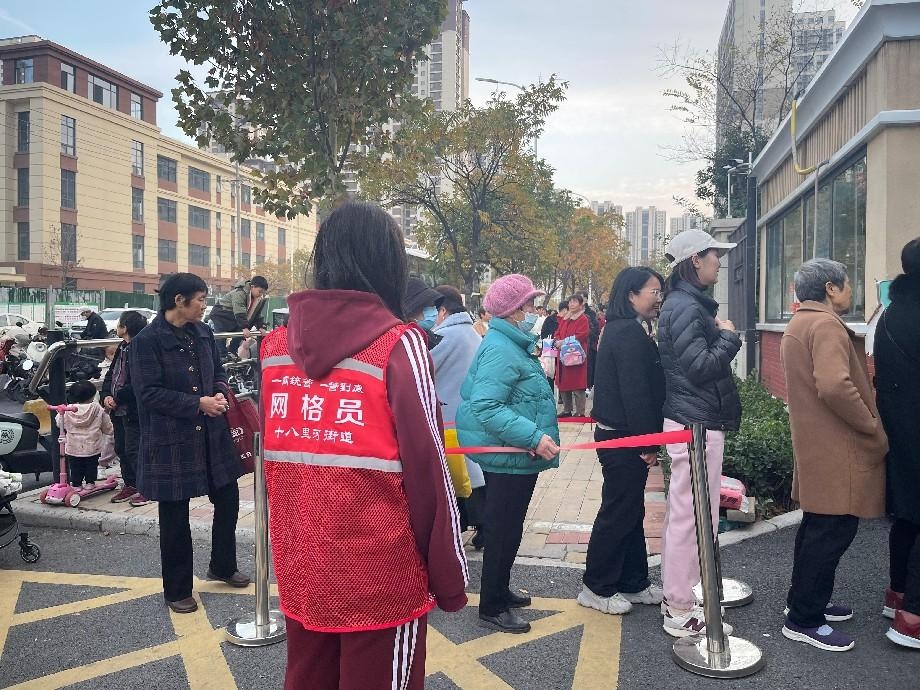 守护孩子安全上学路，郑州十八里河街道办事处开展护学岗志愿服务活动  第3张