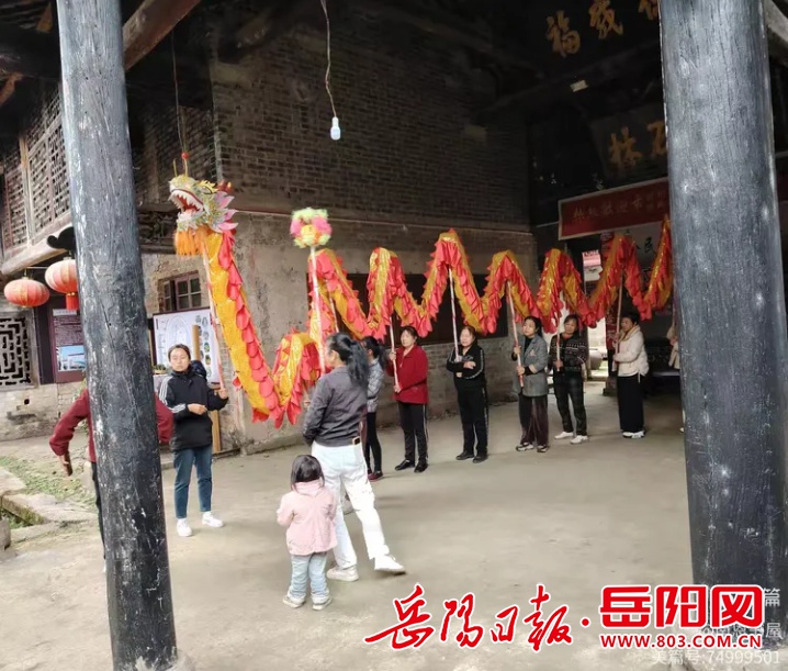 黄泥湾女子舞龙队：龙凤呈祥，舞动乡村的激情与能量  第2张