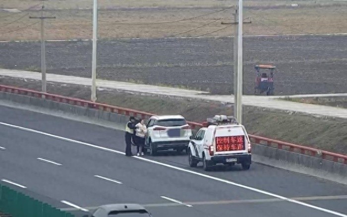 紧急救援！高速路上女子低血糖发作，交警火速驰援，生死时速的救援行动