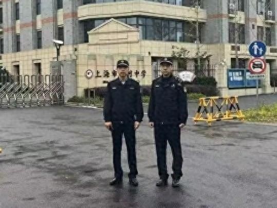 宝山区城管执法系统全力出击，打造安全有序校园周边环境，提升市民幸福指数  第1张