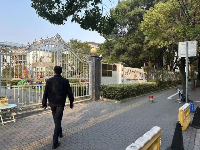 宝山区城管执法系统全力出击，打造安全有序校园周边环境，提升市民幸福指数  第3张