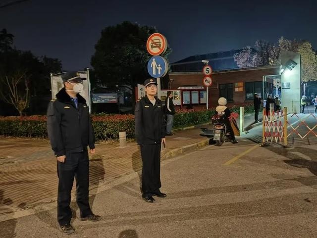 宝山区城管执法系统全力出击，打造安全有序校园周边环境，提升市民幸福指数  第4张