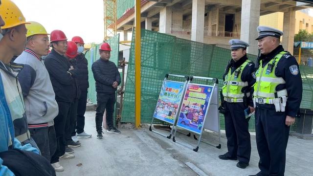 122全国交通安全日：郑州交警五支队走进校园，筑牢学生安全防线，携手共创文明交通  第3张
