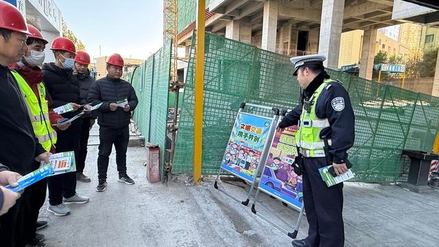 122全国交通安全日：郑州交警五支队走进校园，筑牢学生安全防线，携手共创文明交通  第4张