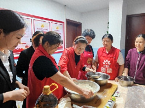 红色物业巧思妙想，花样面点培训让业主幸福感爆棚  第1张