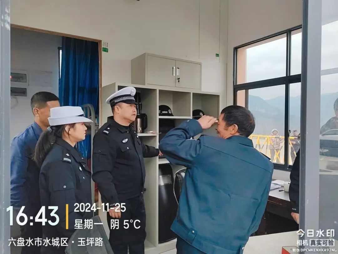 冬季校园安全大作战：交警联手守护，学生上下学路更畅通  第2张
