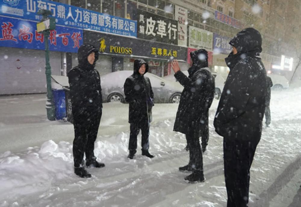 暴雪来袭！同江市各部门紧急行动，全力保障城市运转与市民安全  第1张
