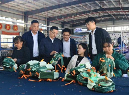 59岁农村妇女变身产业工人，冷链物流助力苗香梨丰收，每天收入300元