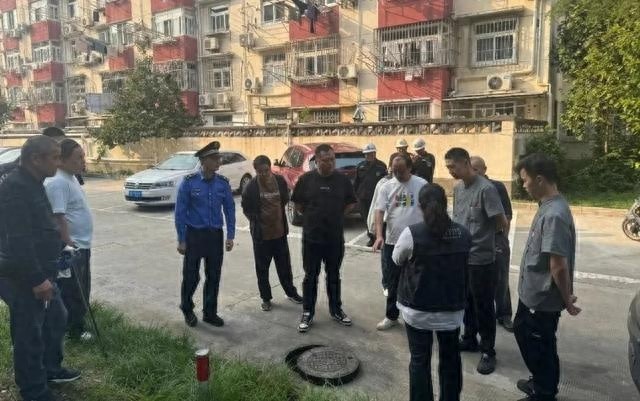 夏阳街道紧急行动！油污溢出小区，联合工作小组全面排查，直击源头问题