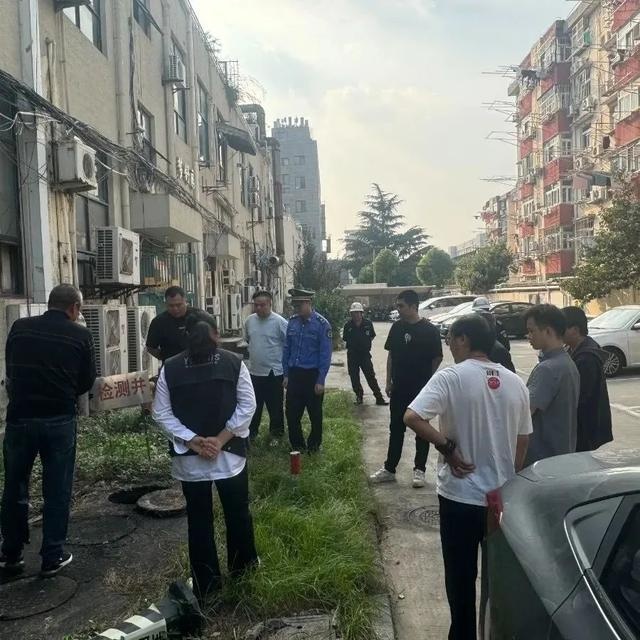 夏阳街道紧急行动！油污溢出小区，联合工作小组全面排查，直击源头问题  第2张