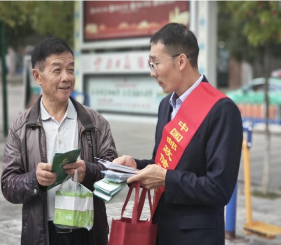 邮储银行文山州分行开展反洗钱宣传活动，守护您的资金安全，您准备好了吗？  第2张