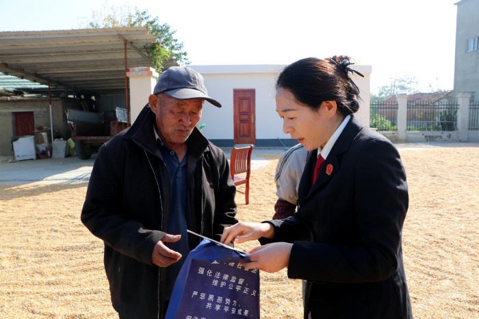 法庭搬到村委会，古稀老人交通事故案巡回审理，司法为民温暖人心  第2张