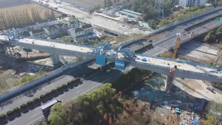 北沿江高铁重大突破！100米连续梁顺利合龙，工程建设再创辉煌  第2张