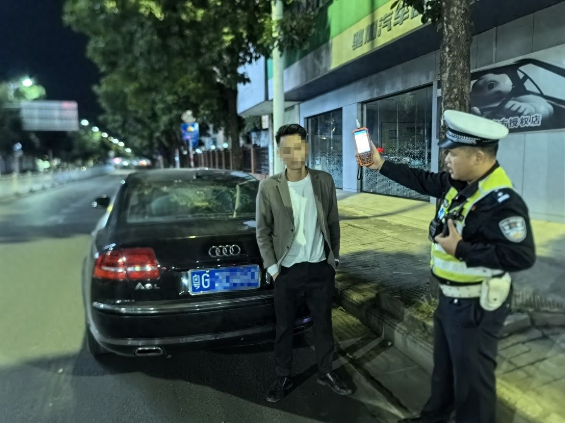 深夜惊魂！贵港交警精准拦截逾期未检车辆，司机竟无证醉驾，案件惊心动魄  第1张