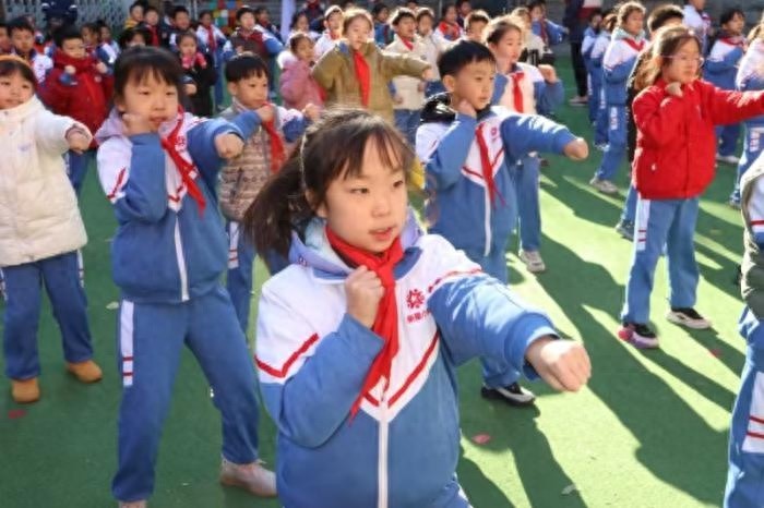 冬季长跑启动！新星小学师生齐聚操场，吊环王董震送温暖寄语，强身健体从今天开始