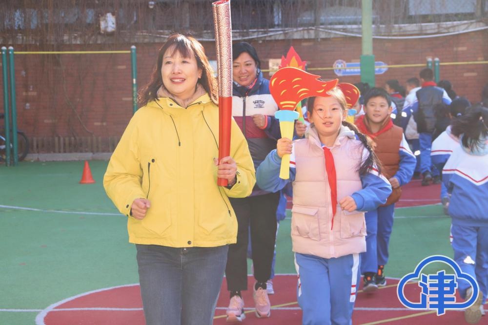 冬季长跑启动！新星小学师生齐聚操场，吊环王董震送温暖寄语，强身健体从今天开始  第3张