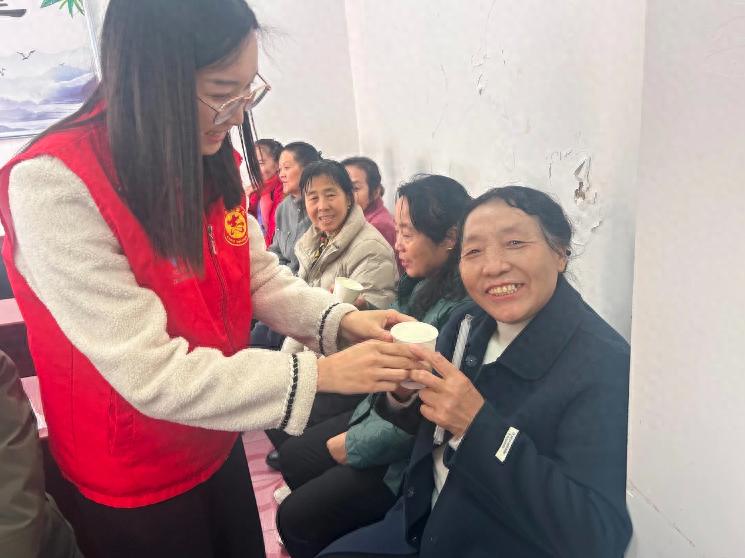 11月27日长安区郭杜街道东街社区暖心奶茶活动：健康膳食入人心，自制养生奶茶驱寒意  第1张
