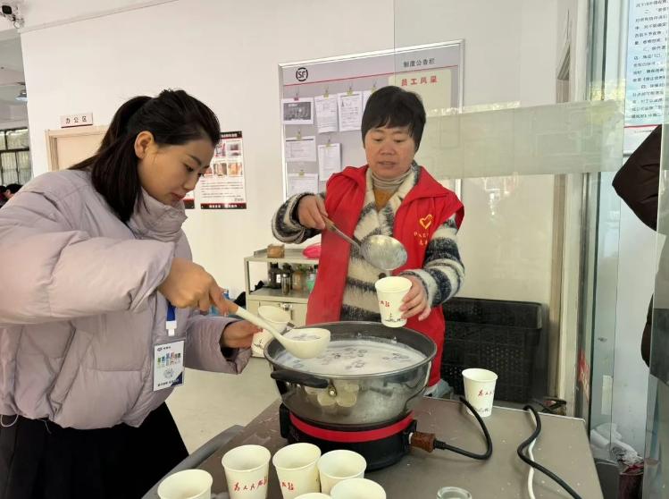 11月27日长安区郭杜街道东街社区暖心奶茶活动：健康膳食入人心，自制养生奶茶驱寒意  第2张