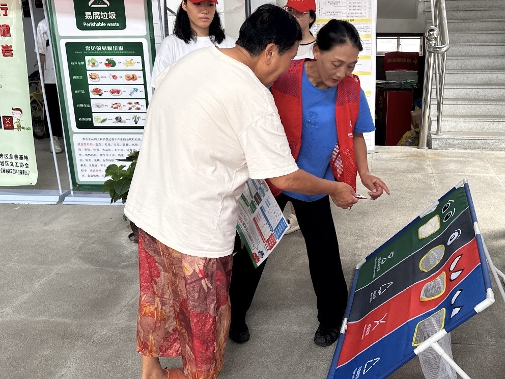 45岁小赵阿贵：五年如一日，骑电瓶车穿梭在垃圾分类一线，她的故事让人动容  第2张