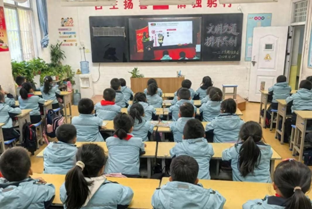 122全国交通安全日：星火路小学携手交警，为学生安全出行保驾护航  第1张