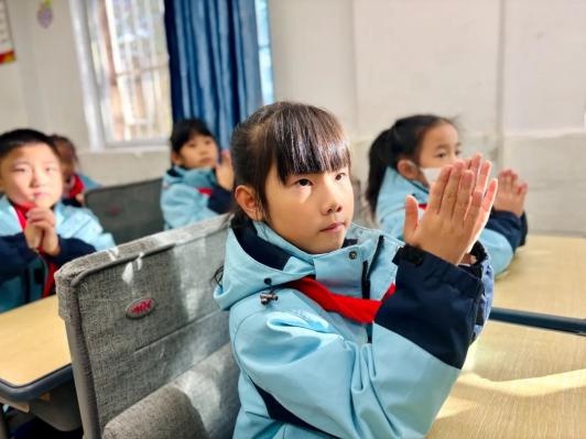 122全国交通安全日：星火路小学携手交警，为学生安全出行保驾护航  第5张