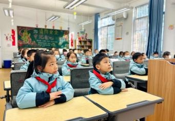 122全国交通安全日：星火路小学携手交警，为学生安全出行保驾护航  第9张