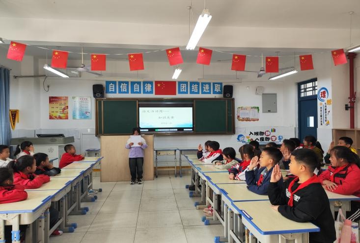 2024年神鹿坊小学语文盛宴：诗词朗诵与手抄报展示，点燃学子语文热情  第4张