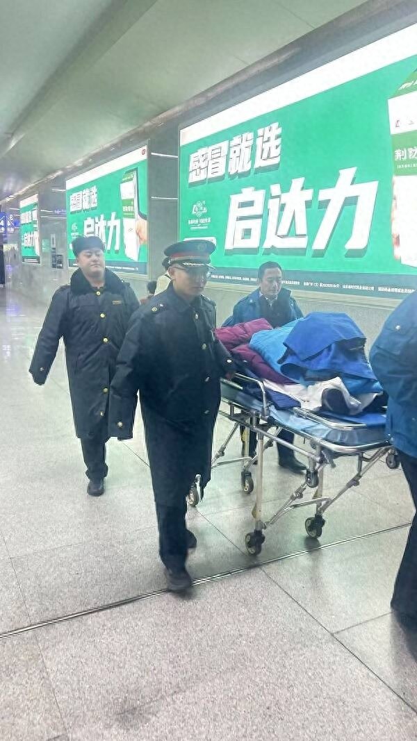 紧急救援！G147次列车上的生死时速，他们如何用默契与细心守护生命？  第1张