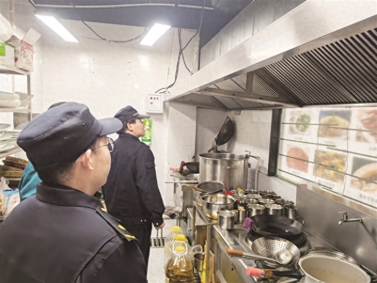 泗阳县城管局油烟治理回头看，居民张女士终于可以开窗了  第1张