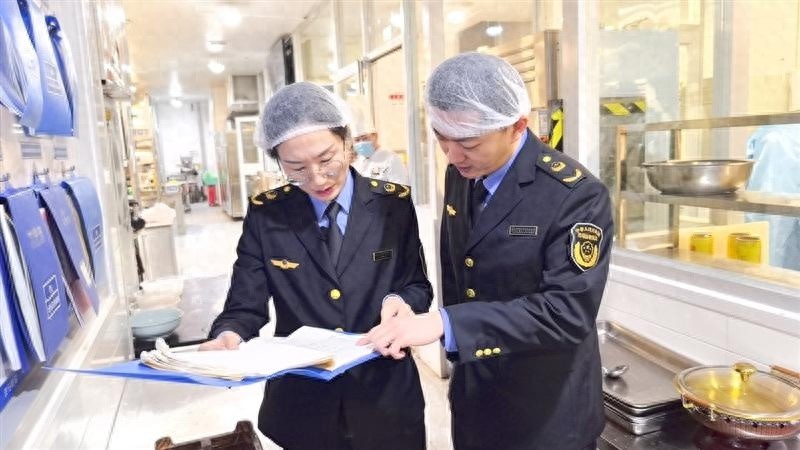年夜饭预订火爆！执法人员突击检查，你的年夜饭安全吗？