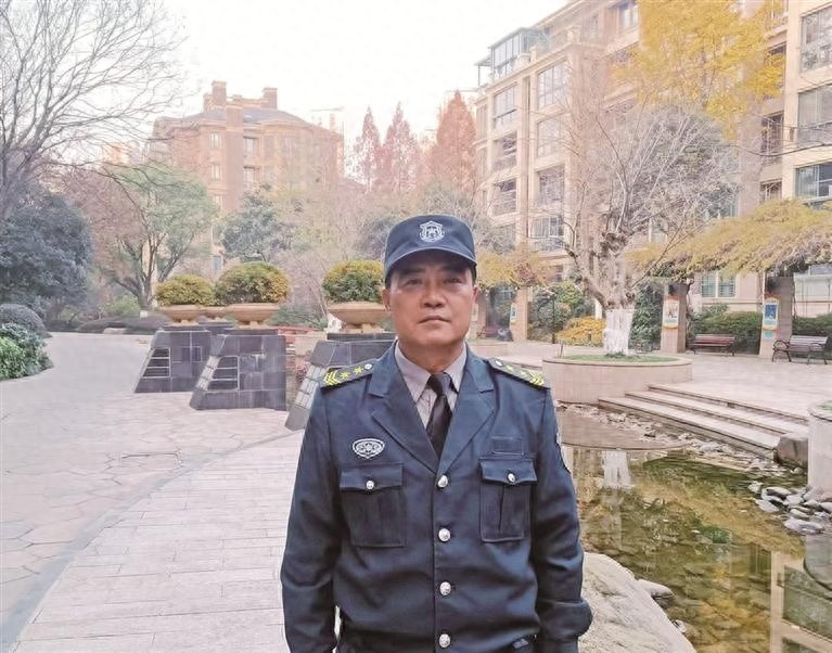 57岁保安张仁富两进火场救人，荣获中国好人称号，他的故事感动了无数人  第1张