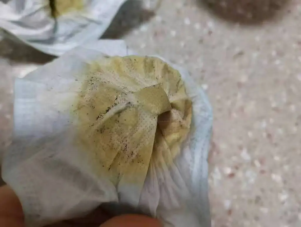 重庆酉阳小区自来水惊现黄褐色，居民用口罩过滤后竟变黑  第3张