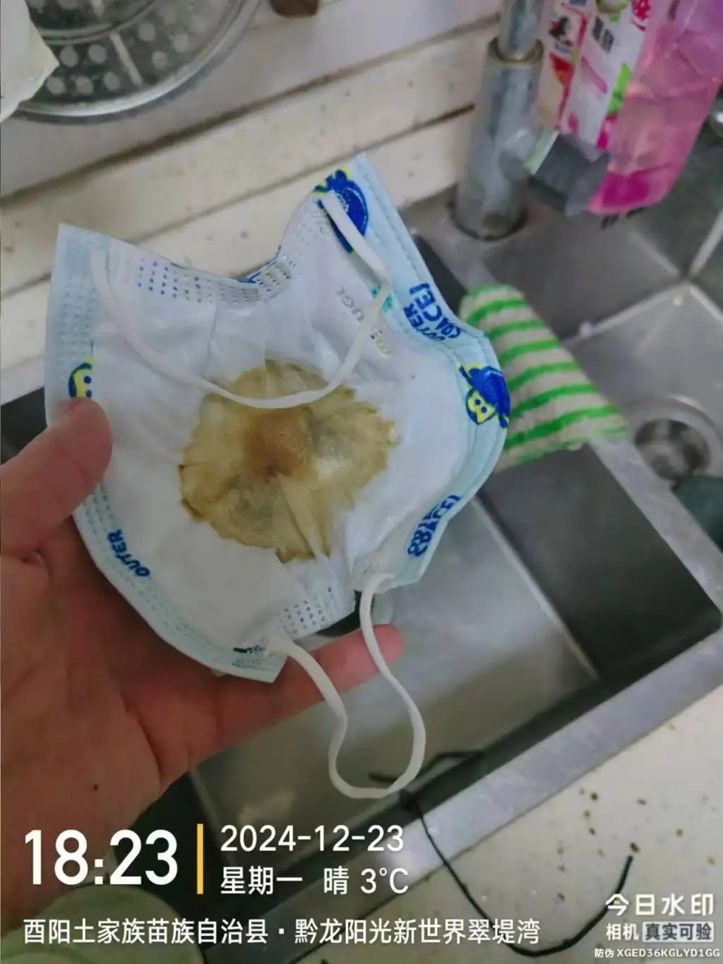 重庆酉阳小区自来水惊现黄褐色，居民用口罩过滤后竟变黑  第4张
