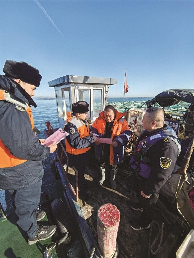 大连海警局全力出击，守护渔民安全，海上巡逻管控力度再升级  第1张