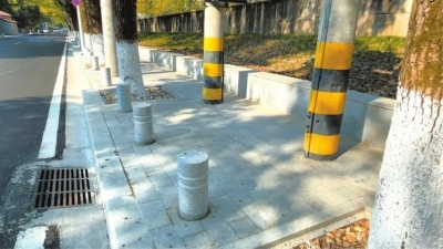 蔡江路阻车桩间距仅68厘米，市民质疑：这是防车还是防人？