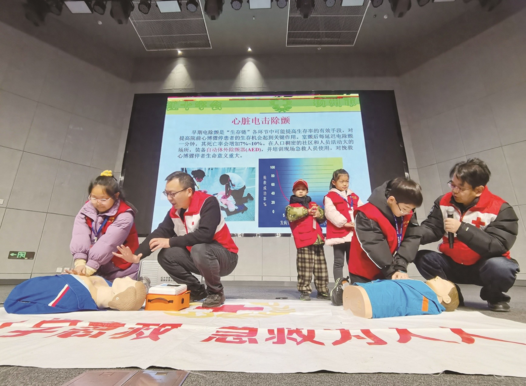 小记者第一课：从新闻采访到急救技能，孩子们如何掌握黄金四分钟救人秘诀？