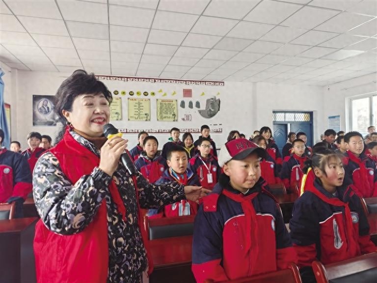 暖冬行动再出发：120份‘针心针意’温暖包，496名学生免费视力筛查，爱心团队不畏冰雪送温暖