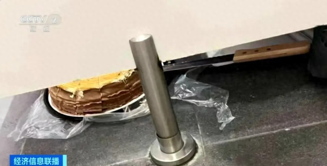 知名超市厕所竟成代购分装蛋糕的秘密基地，食品安全谁来保障？  第1张