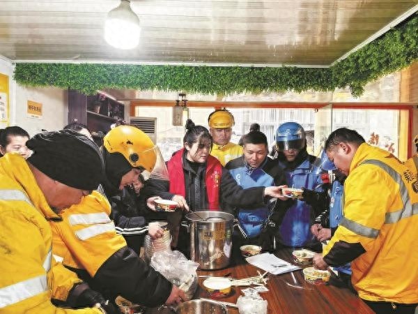 寒冬凌晨，一碗热汤圆如何温暖了宁波全城？揭秘城市超人守护计划的暖心行动