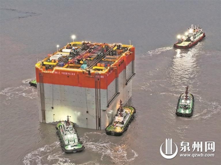厦金大桥西锚碇钢沉井成功出坞，1.68万吨巨无霸如何克服寒潮大风？