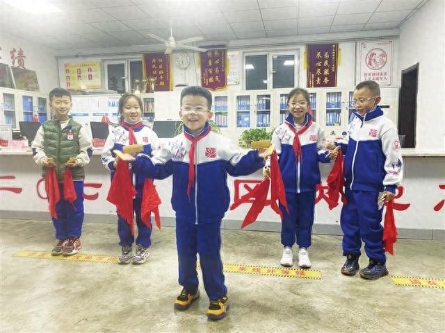 寒冬中的温暖：社区网格员李建清如何为孩子们打造温馨排练室？  第1张