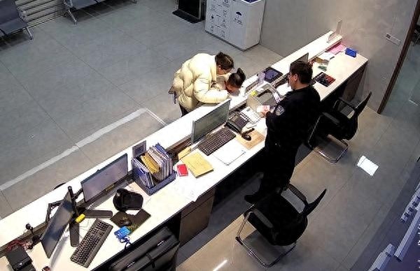 拾金不昧再现经典！三年级学生捡到100元，警察叔叔点赞：信任无价